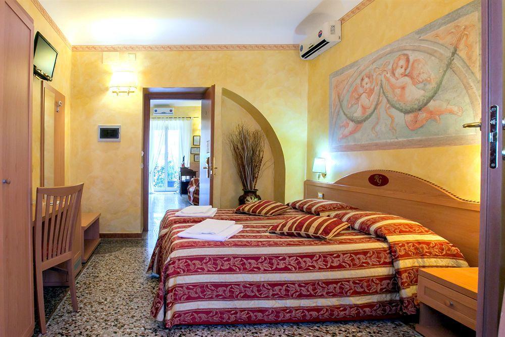Legends Hostal *